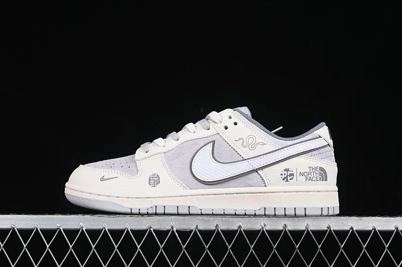 All Categories Nk SB Dunk Series Nk SB Dunk Low High-end Customized Low-top Shoes Nk SB Dunk Low Northern Year of the Snake Series Beige Gray Hook Anniversary High-end Customized Low-top Casual Shoes DM6868-007